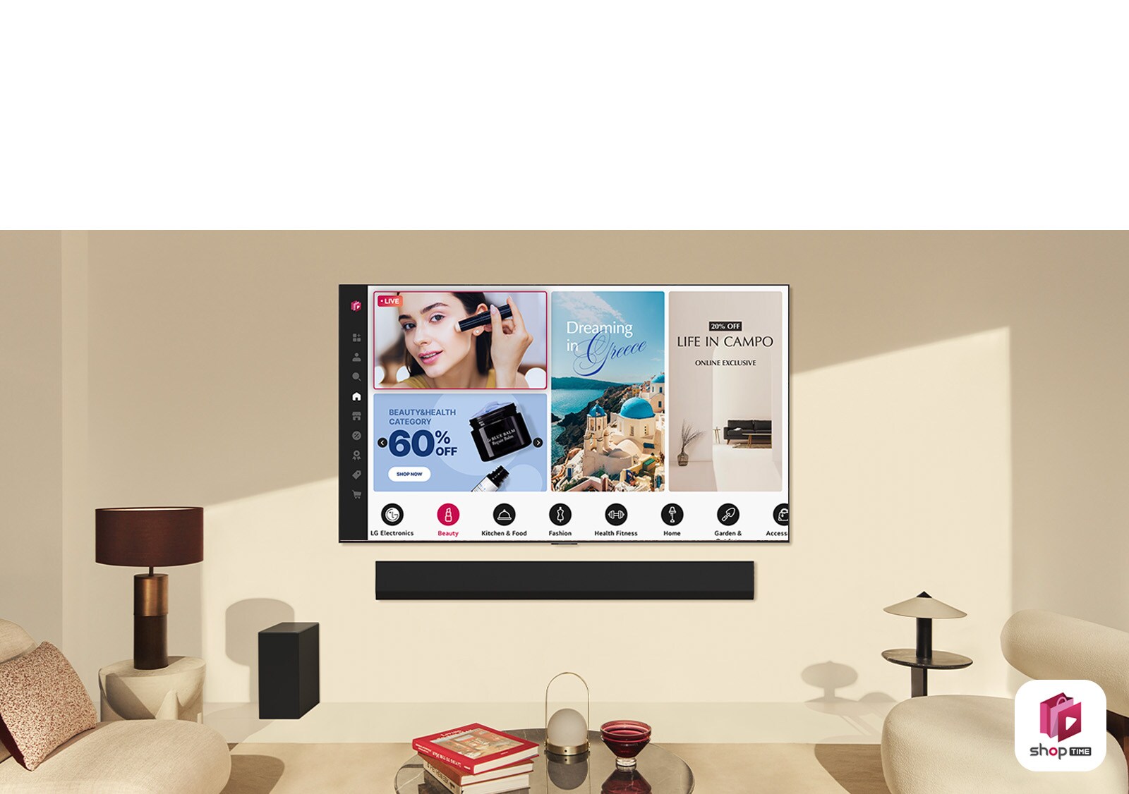 Paar vaatab kaasaegses elutoas koduseid ostukanaleid suurelt seinale kinnitatud LG TV telerilt. 