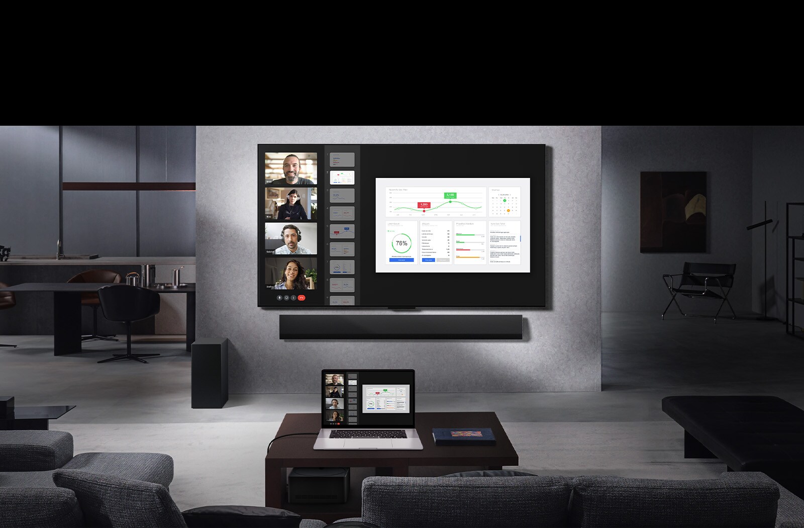 Elutuba vaatega diivanile, mille vastas seinal asub LG True Wireless TV teler ja LG Soundbar. Diivanilaual on sülearvuti, mis on ühendatud laua all vaevalt nähtava Zero Connect Boxiga. Sülearvuti ekraan, millel toimub videokõne, on peegeldatud juhtmevabalt teleriekraanile. Kogu ruum on puhas ja juhtmevaba.