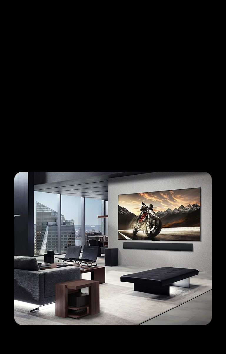 Kõrghoones asuva elutoa seinale paigaldatud LG OLED M4 ja LG Soundbar. Paigutus on segadusvaba. Zero Connect Box on peidetud diivani kõrval oleva külglaua alla.