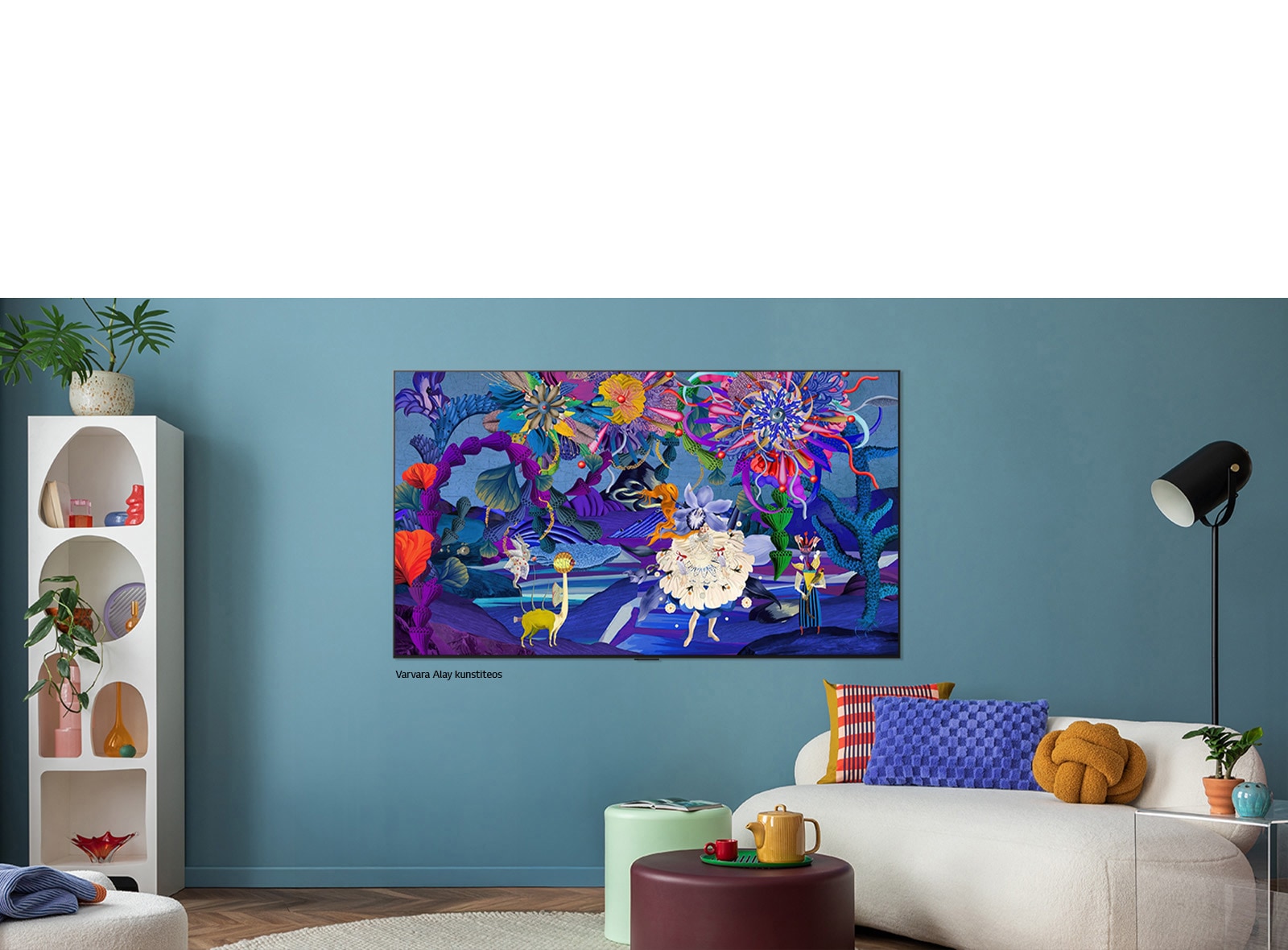 LG QNED evo AI QNED82 Mini LED koos LG Gallery+-iga kuvab Varvara Alaye loodusainelist kunstiteost, teler on paigaldatud sinise elutoa seinale tasapinnaliselt osana teleri kureeritud kunstisisu kogemusest. 