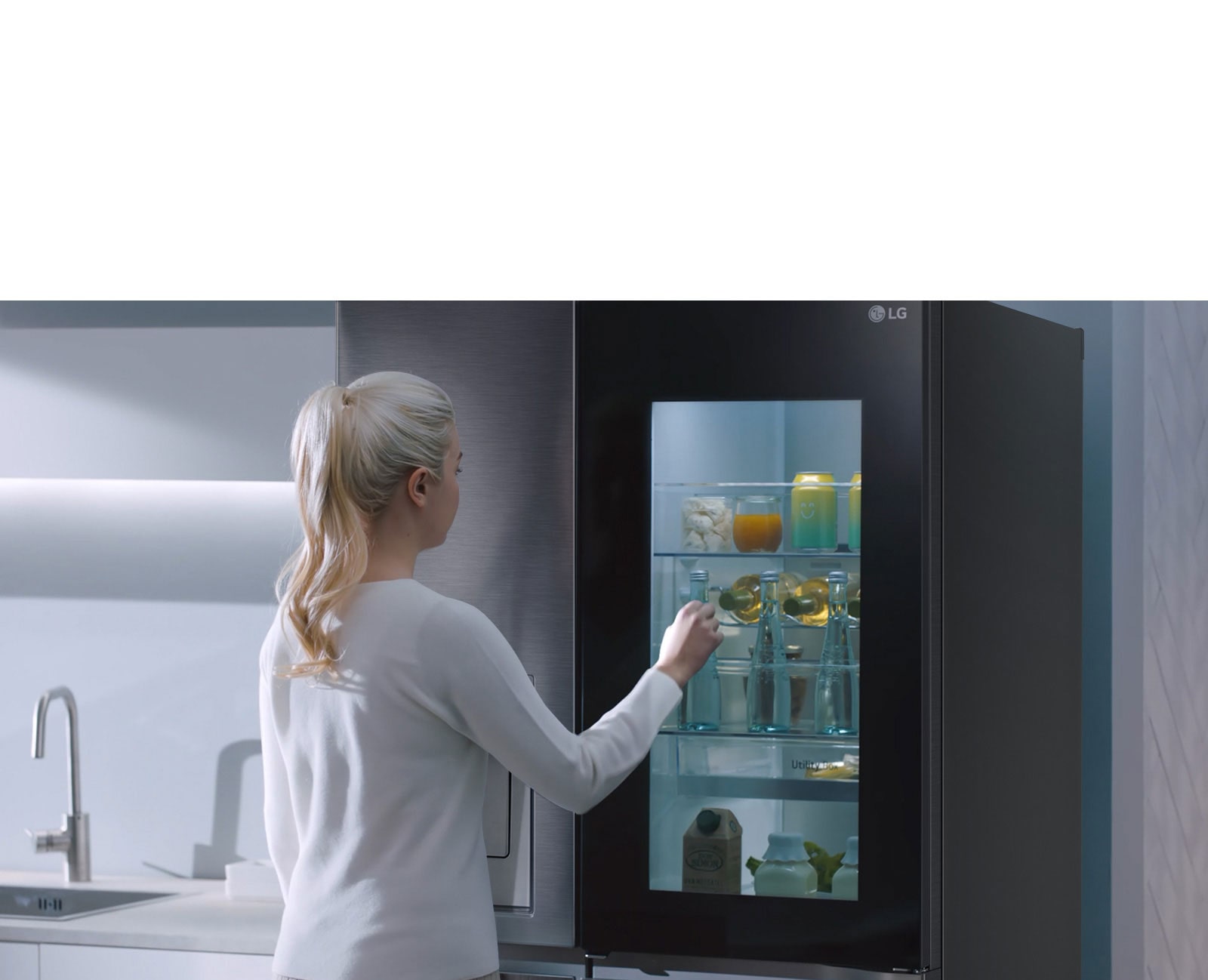 Video näitab oma naist, kes läheneb oma InstaView külmikule ja koputab sellele kaks korda. Sisemus valgustub ja ta näeb külmiku sisu ust avamata. Vaade suumib sisse, et näidata ukses olevaid jooke, ja seejärel suumib välja, et näidata naist selja tagant, kui ta avab ukse ja võtab joogi.