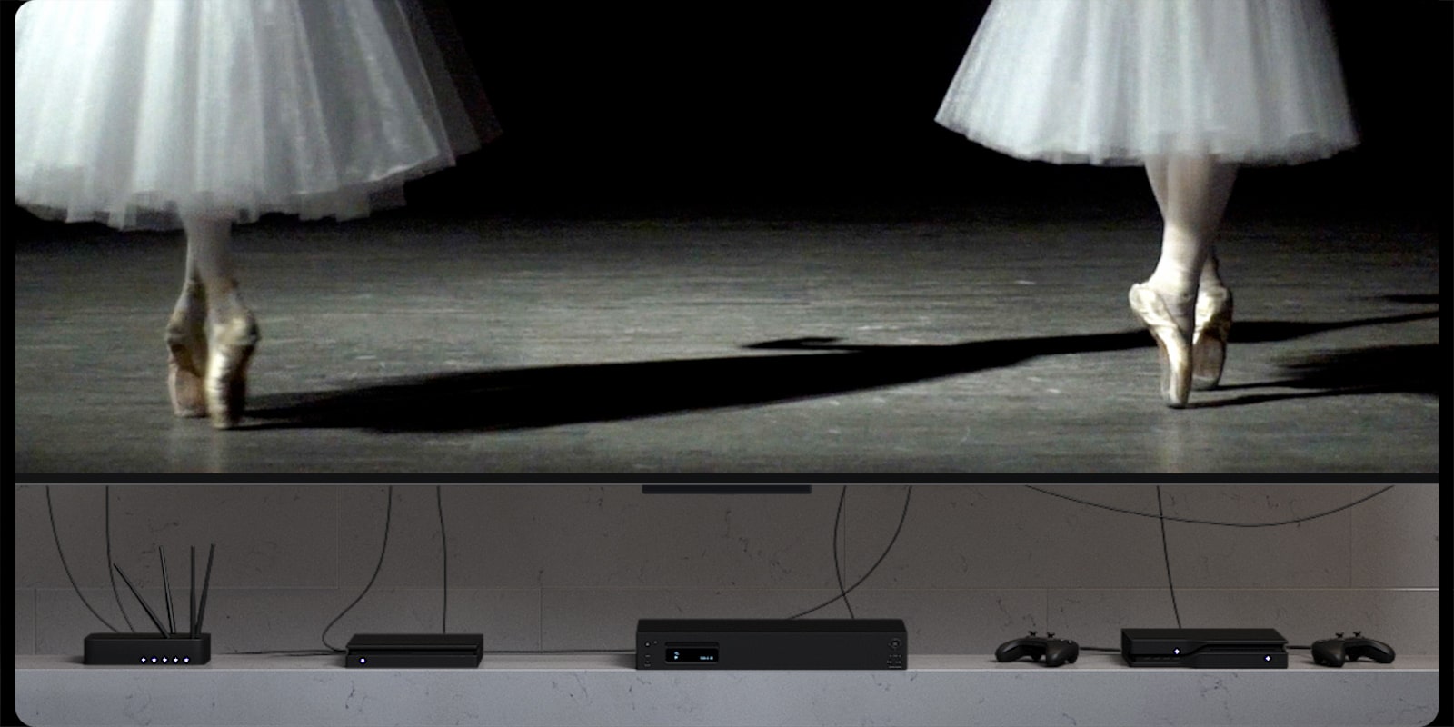 Segane teleri ülesehitus, kõik lisaseadmed teleri all koos paljude juhtmetega. Ülesehitus kaob ootamatult, paljastades LG True Wireless TV. Ei ühtegi nähtavat juhet. 