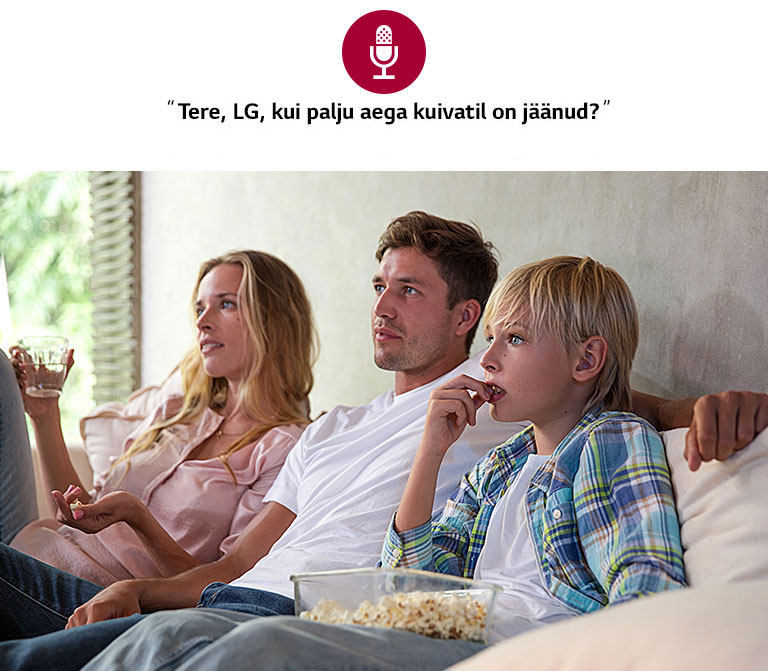Pere vaatab diivanil telerit.  Pildile ilmub hääle ikoon ja häälkäsklus „Hi LG, How Much Time Is Left on the Dryer?“ appears on the image.