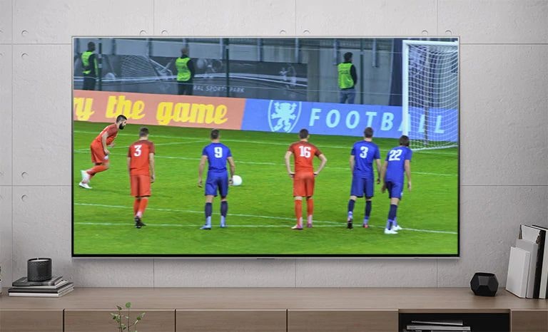 Teleriekraan, kus jalgpallur lööb penalti (esita video).