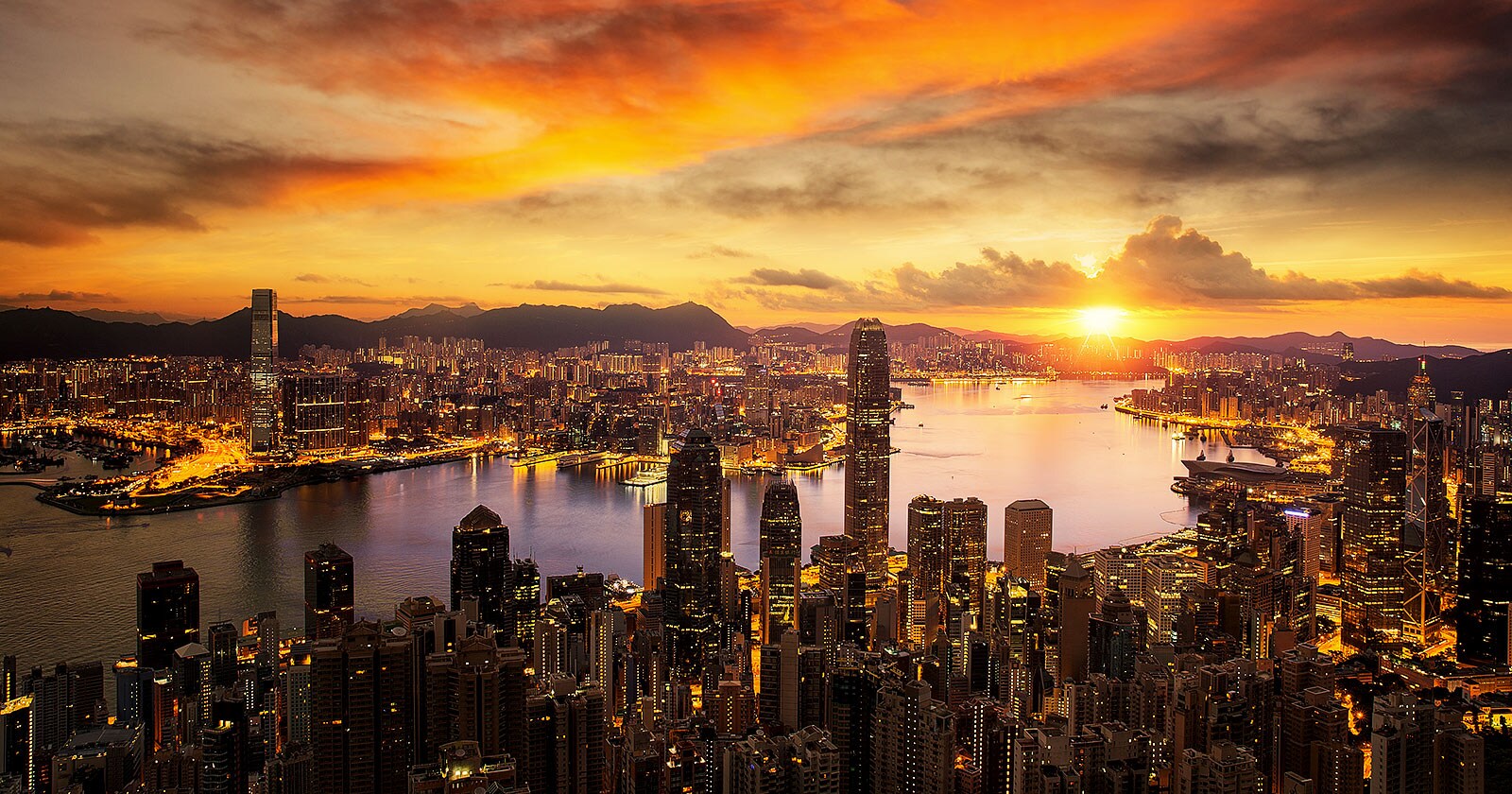 Linnulennult vaade linnale päikeseloojangul, kus iga pilvelõhkuja iga väike aken on selgelt eristatav.