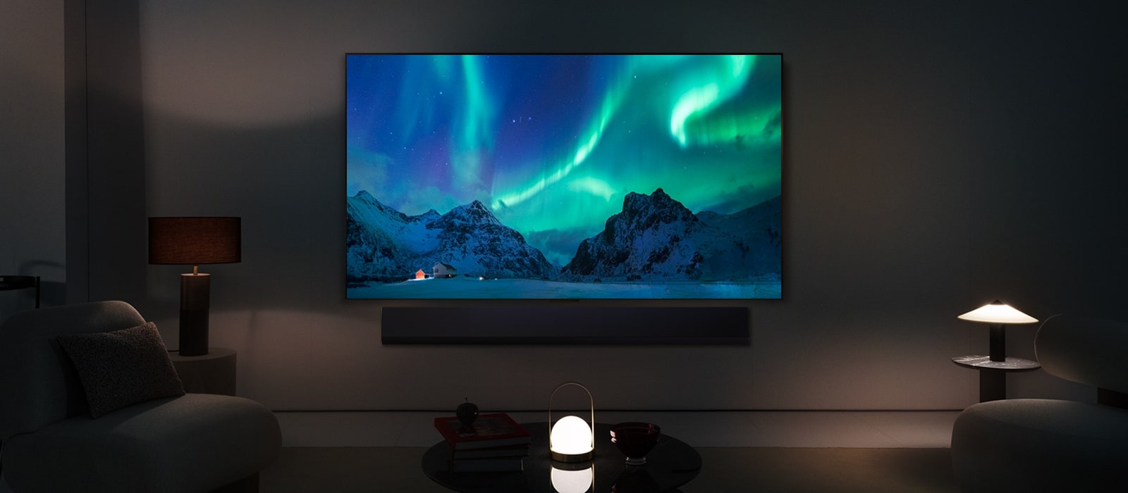 LG OLED TV ja LG ribakõlar öisel ajal tänapäevases eluruumis. Virmaliste ekraanipilt kuvatakse ideaalsete heledustasemetega.