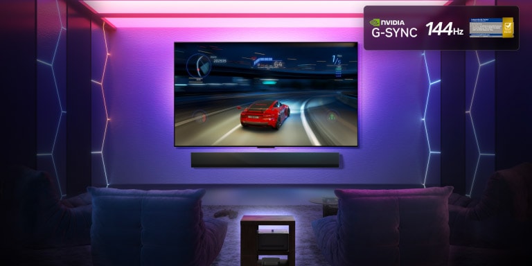 LG OLED M5 teleriekraanil kuvatakse mängu, mis toob esile sujuva ja katkestusteta mängukogemuse. Zero Connect Box on nähtaval, kuid sulandub ruumiga. Näha on Nvidia G-Sync ja 144Hz logod ning Interteki 0,1 ms reageerimisaja sertifikaat. Näha on ka mängusertifikaadid.