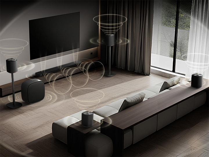 LG TV koos Sound Suite'i ja DAFC-ga (Dolby Atmos FlexConnect) näitab suurt ruumi, kus on erinevas kohas erinevat tüüpi kõlarid, illustreerides Sound Suite'i paindlikkust ja kohandatavust.