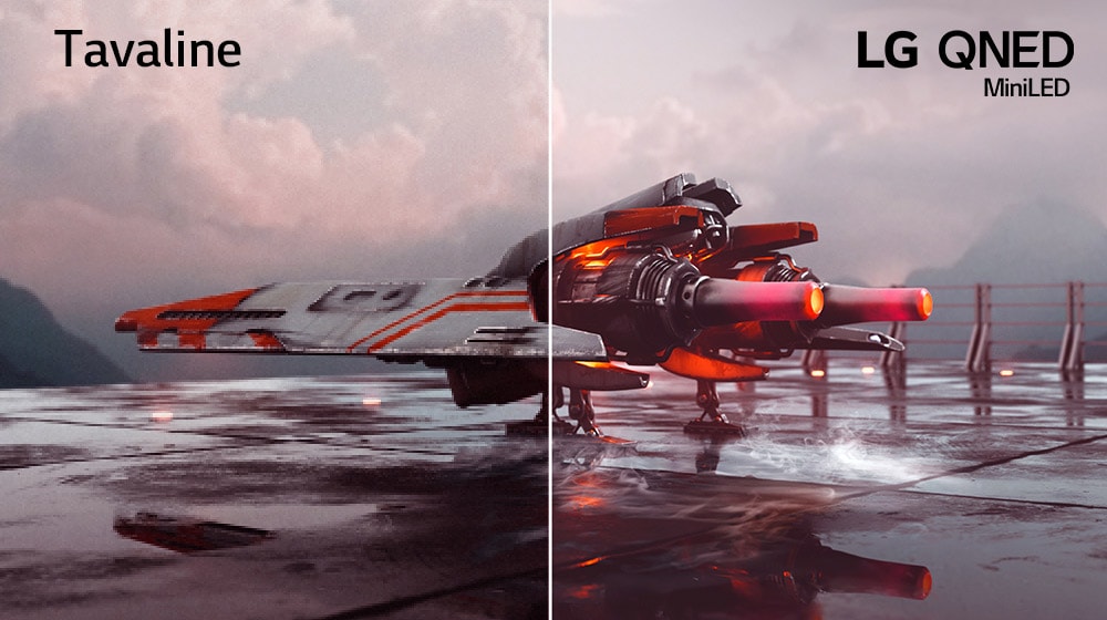 Pildil on punane hävituslennuk ja pilt on jagatud kaheks – pildi vasakpoolne osa tundub vähem värviline ja veidi tumedam, samas kui pildi parem pool on heledam ja värvilisem. Pildi vasakus ülanurgas on kirjas „Tavapärane“ ja paremas ülanurgas on LG QNED-i logo.