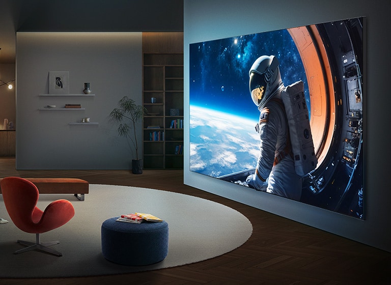 LG QNED evo AI QNED85 Mini LED Ultra Big TV on paigaldatud seinale kaasaegsesse elutuppa, kuvades laial ekraanil suure astronaudistseeni, mis täidab visuaalselt ruumi ja loob tugeva kinematograafilise kohalolu.