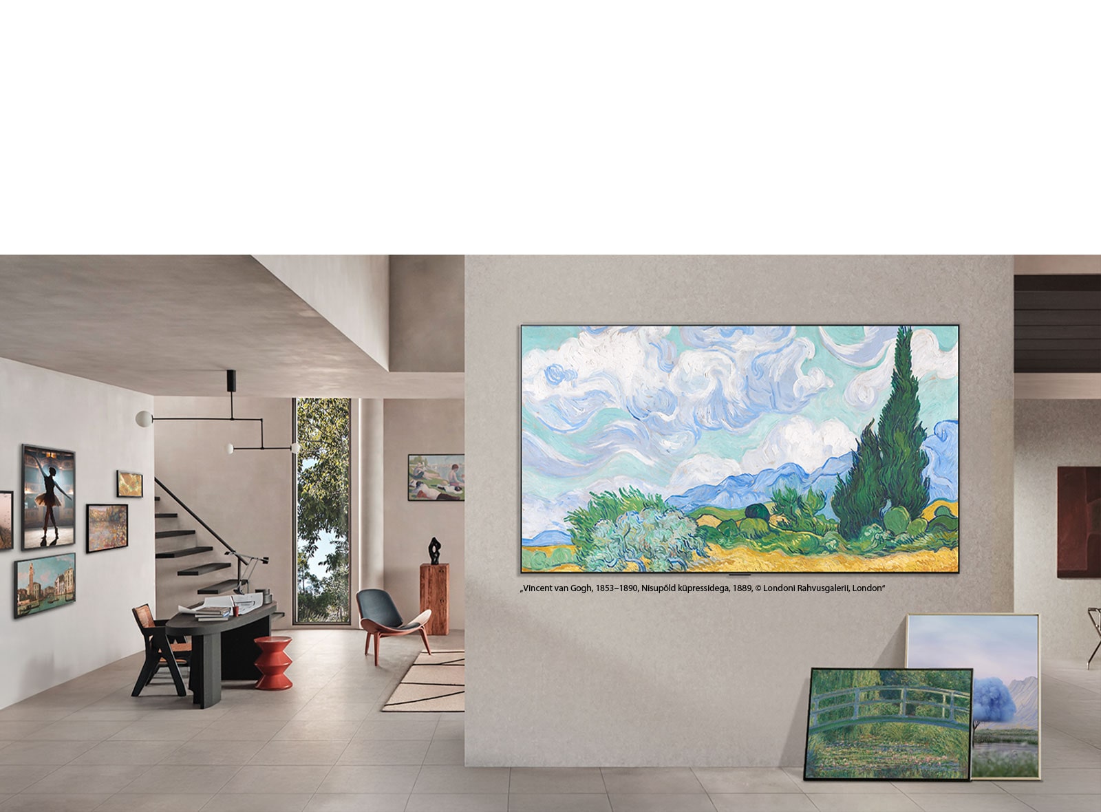 LG QNED evo AI QNED85 Mini LED koos LG Gallery+ mitmekesise kunstisisuga kuvab kunstiteoseid seinale paigaldatud ekraanil galeriistiilis elutoas, mille kõrval on lõuend ja täiendavad raamitud kunstiteosed.