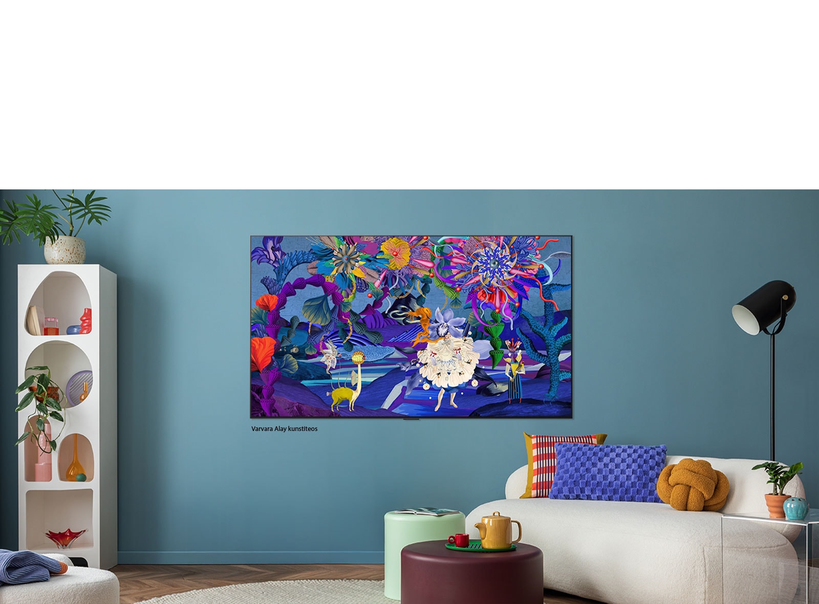 LG QNED evo AI QNED85 Mini LED koos LG Gallery+-iga kuvab Varvara Alaye loodusainelist kunstiteost, teler on paigaldatud sinise elutoa seinale tasapinnaliselt osana teleri kureeritud kunstisisu kogemusest. 