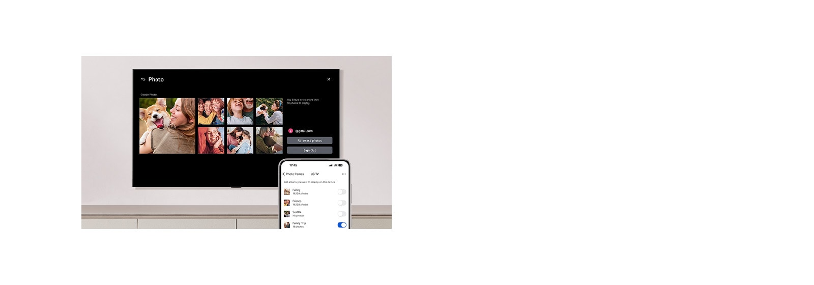 LG QNED evo AI QNED85 Mini LED näitab Google Photosi perefotode ruudustikku, samal ajal kui telefon kuvab albumite loendit, kus Family Trip albumi lüliti on sisse lülitatud. 