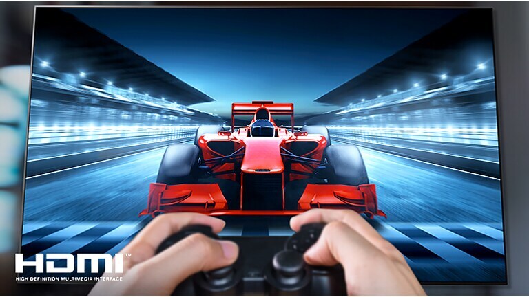 Lähivaade mängijast, kes mängib teleriekraanil rallimängu. Pildil on vasakul allosas HDMI logo.