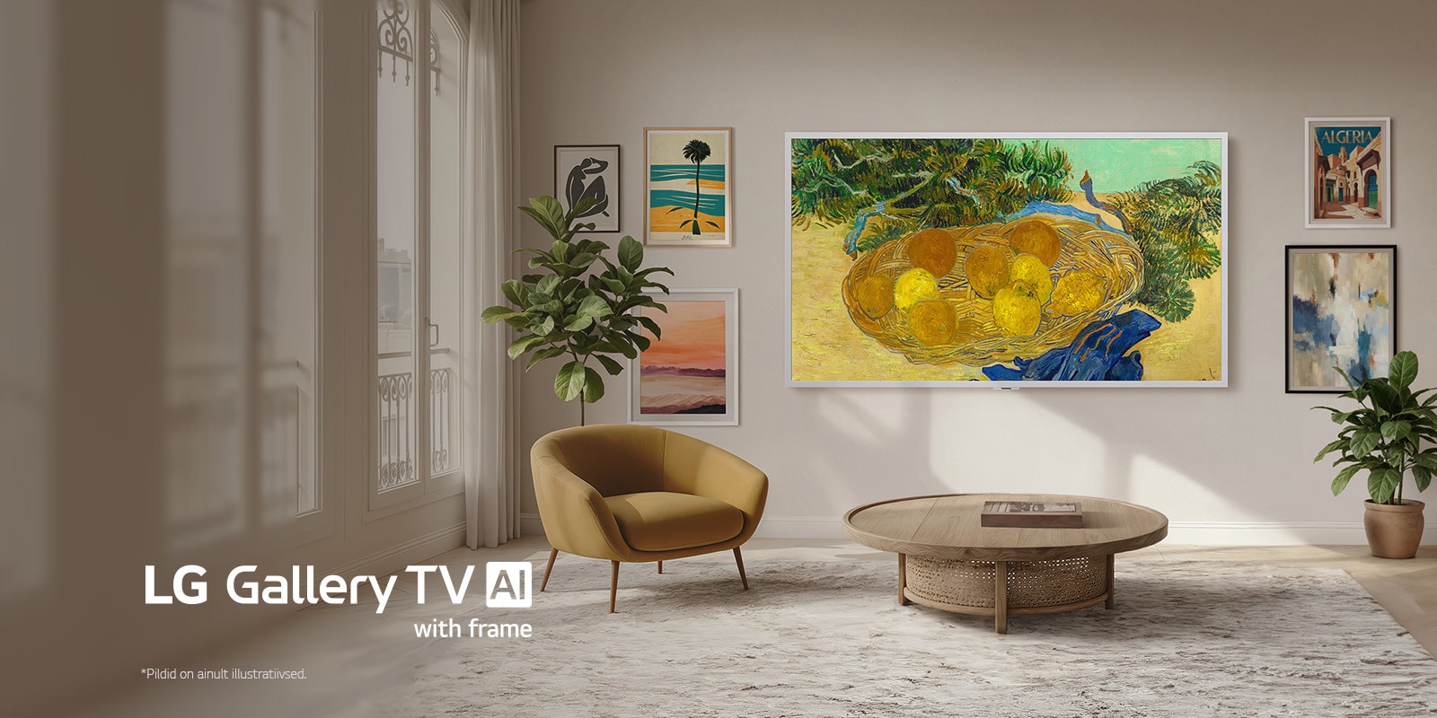 LG Gallery TV AI raamiga LX7 ART TV on varustatud Gallery Designiga, mis on paigaldatud sooja neutraalset tooni seinale, kuvades elutruud natüürmorti kaasaegses elutoas, kus on raamitud kunstiteosed, kaasaegne mööbel ja pehme looduslik valgus.