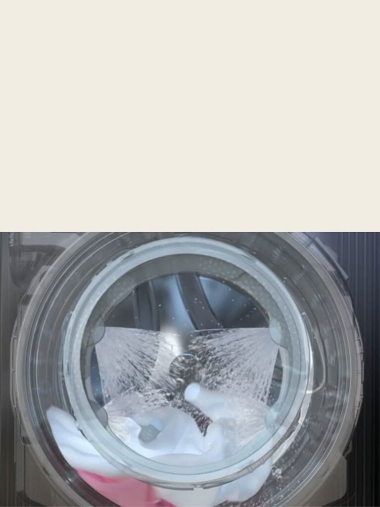 Nähtaval on pesumasina uks. Ukse taga voolab vett neljas suunas.