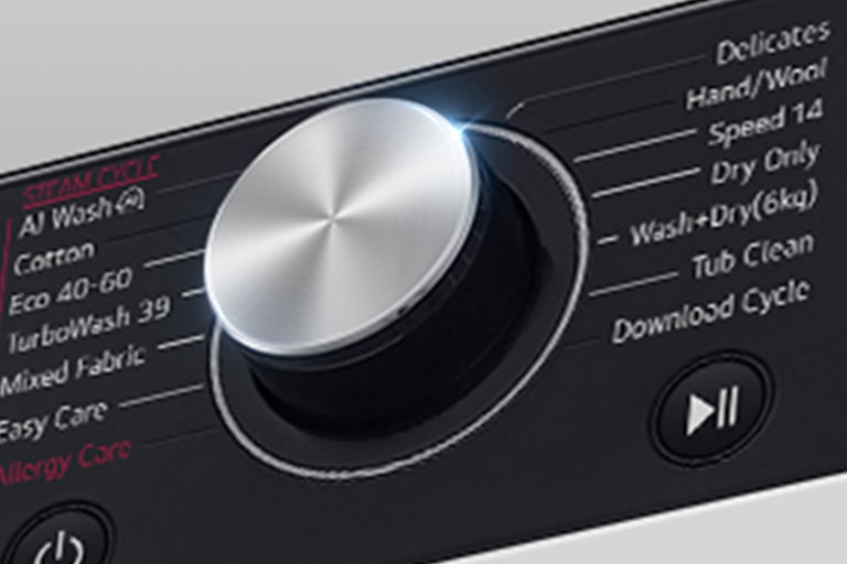 See on suurendatud kujutis pesumasina paneelil olevast metallnupust.