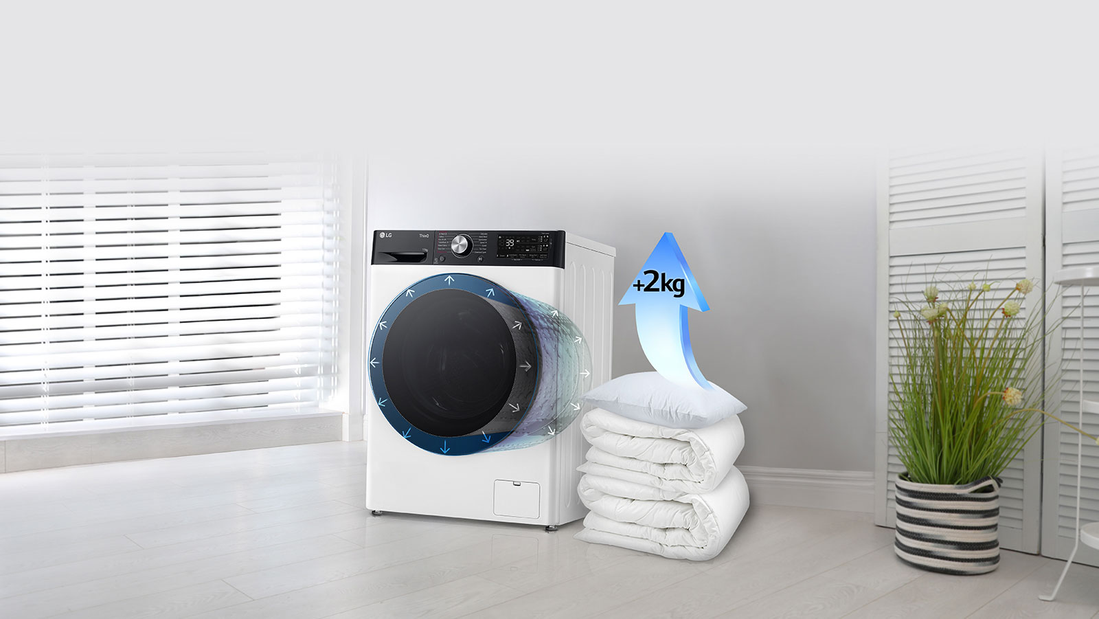 Tekid ja padjad on pesumasina kõrval ning padjal on nool, mis tõstab mahtu 2 kg võrra.