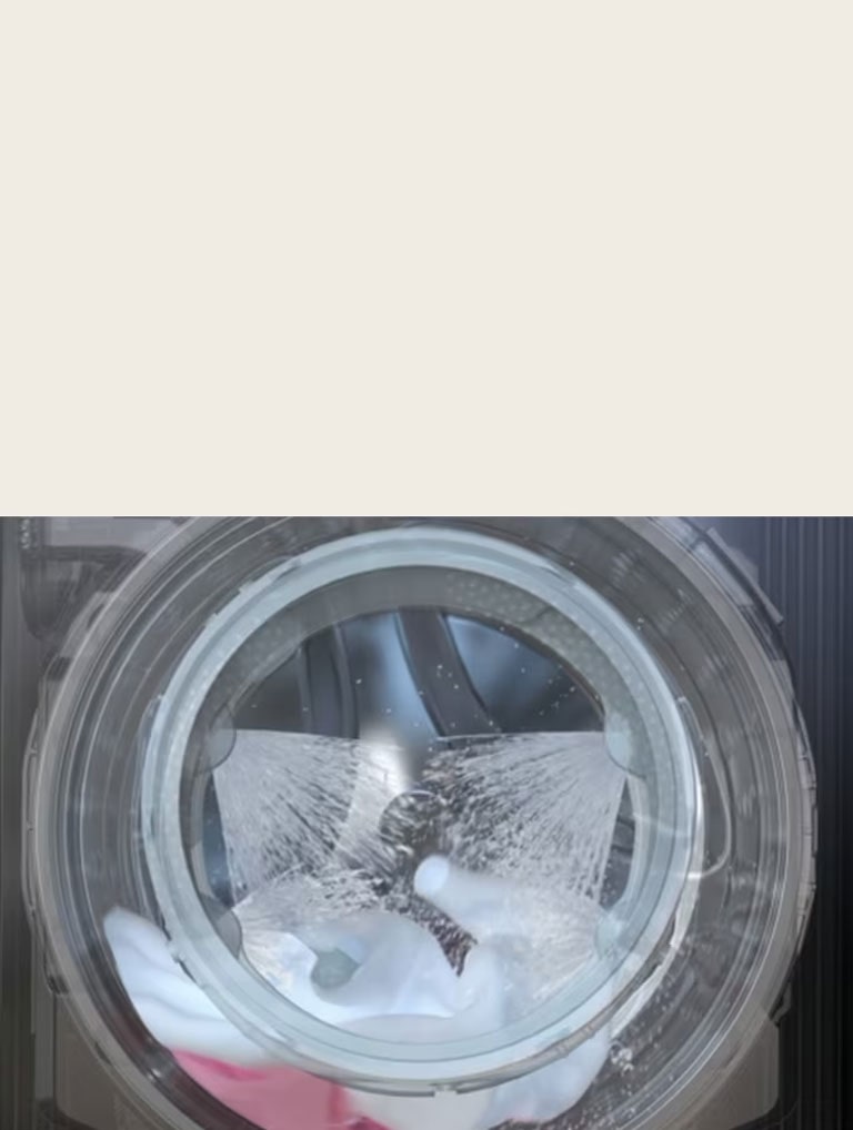 Nähtaval on pesumasina uks. Ukse taga voolab vett neljas suunas.