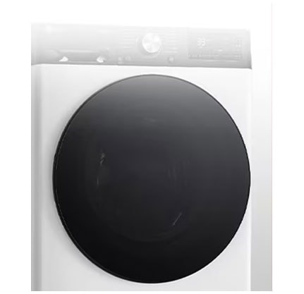 Karastatud klaasist uksega pesumasina kujutis on selgelt nähtav.