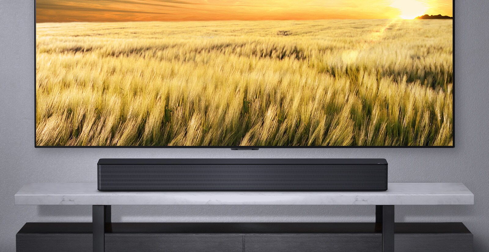 Hallil seinal on teler ja hallil riiulil selle all on LG heliriba. Blu-Ray plaat riiuli all.