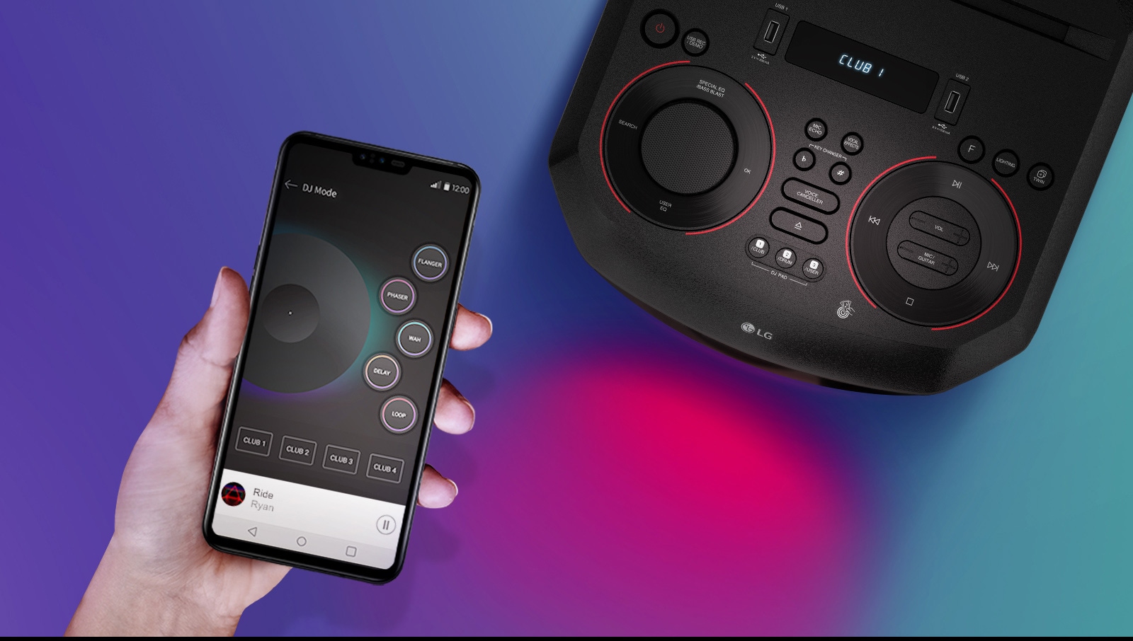 Käsi hoiab LG XBOOMi pealtvaate juures nutitelefoni.