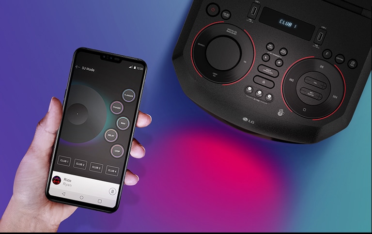 Käsi hoiab LG XBOOMi pealtvaate juures nutitelefoni.