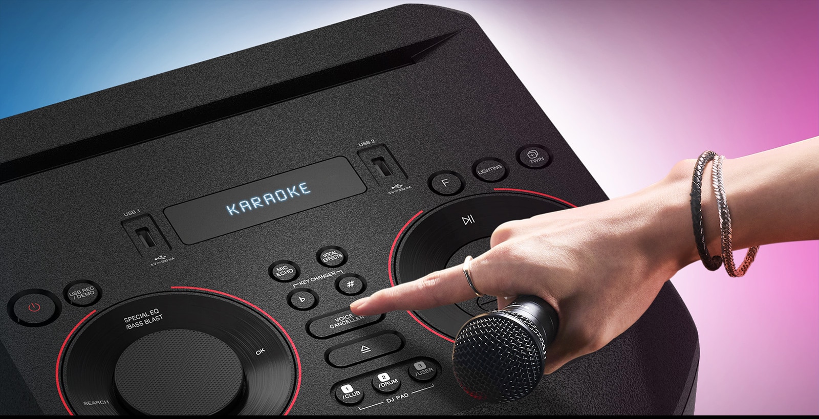 Mikrofoni hoidev käsi püüab LG XBOOMi peal olevat hääle eemaldaja nuppu vajutaad.