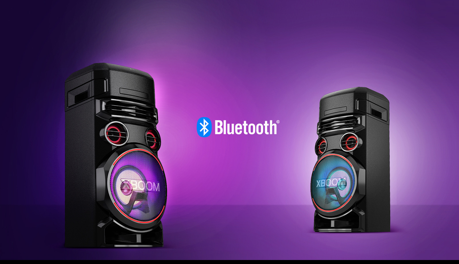 Violetsel taustal on diagonaalse nurga all vastakuti kaks LG XBOOMi ja nende vahel on Bluetoothi logo.