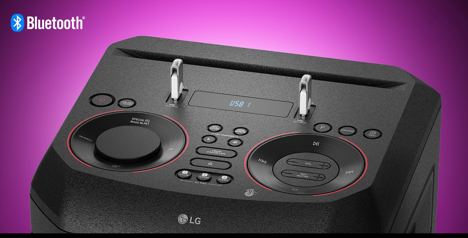 Lähivaade LG XBOOMi peal olevatele nuppudele, kus on sisestatud kaks USB-mälupulka. Vasakul üleval nurgas on Bluetoothi logo.