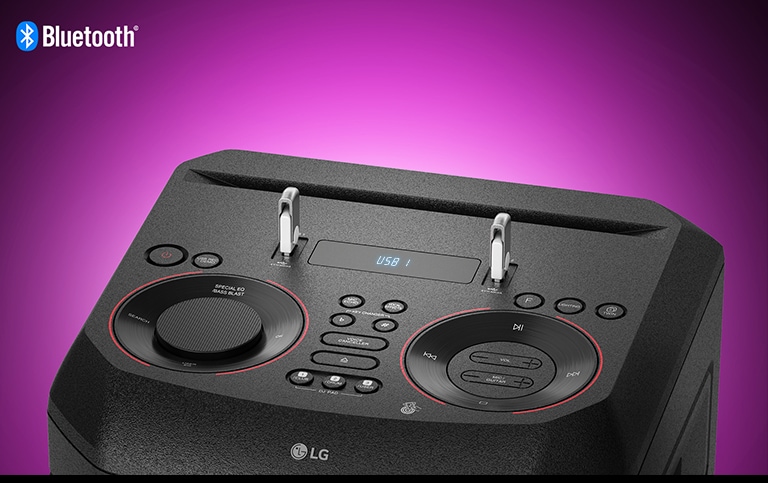 Lähivaade LG XBOOMi peal olevatele nuppudele, kus on sisestatud kaks USB-mälupulka. Vasakul üleval nurgas on Bluetoothi logo.