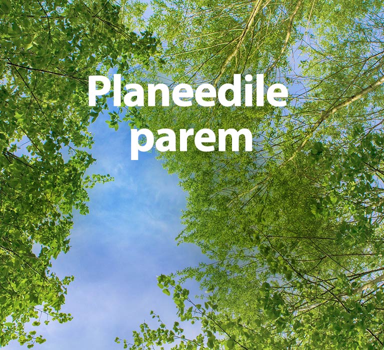 Roheline pilt, millel on lopsakad lehti täis puud, nende vahelt paistab taevas. Paksus kirjas tekst ütleb „planeedile parem“.