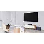 LG Soundbar QP5, Külgvaade ribakõlarile ja bassikõlarile valges büroos, QP5, thumbnail 6