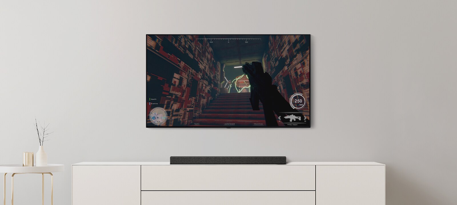 Elutoas on teler ja ribakõlar. Teleriekraanil on tulistamismäng ja teler lülitatakse jalgpallimängu näitavale kanalile. (esita video)