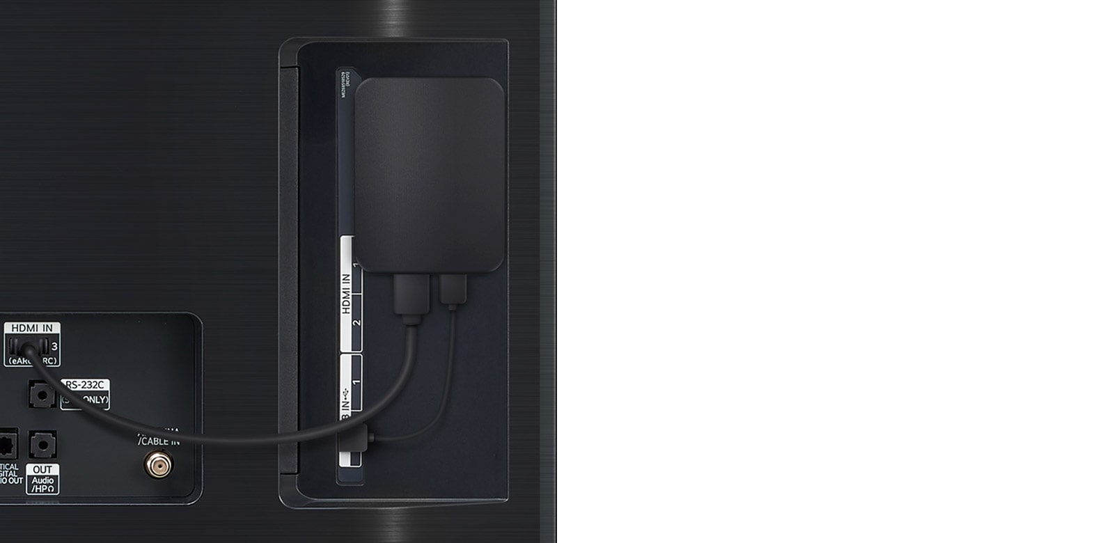 Pildil on lähivaade teleri tagaküljest ja WOWCAST on kinnitatud teleri tagaküljele, mis on ühendatud teleriga HDMI-pordi kaudu.