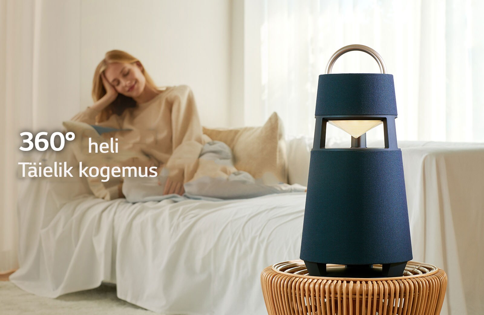 Pilt naisest, kes istub diivanil ja kuulab muusikat, ees on XBOOM 360.