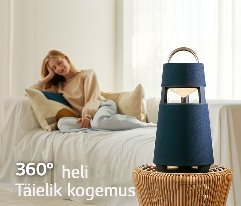 Pilt naisest, kes istub diivanil ja kuulab muusikat, ees on XBOOM 360.