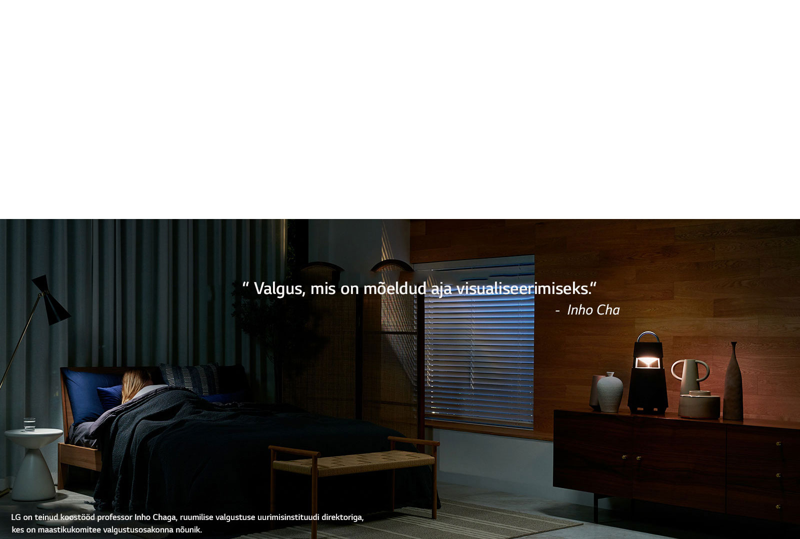 Pildi XBOOM 360, mis on valgustatuna riiulil pimedas ruumis. Kujutisel on tekst „Valgus, mis on mõeldud aja visualiseerimiseks.“