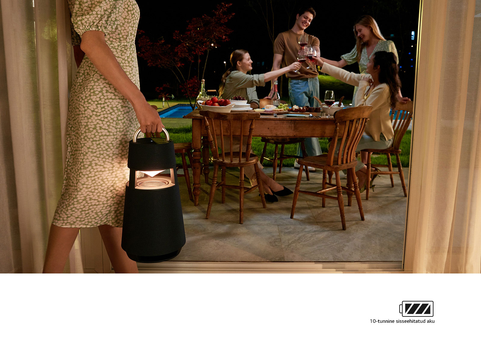 Pilt naisest, kes kannab toodet terrassile, et näidata XBOOM 360 kaasaskantavust.