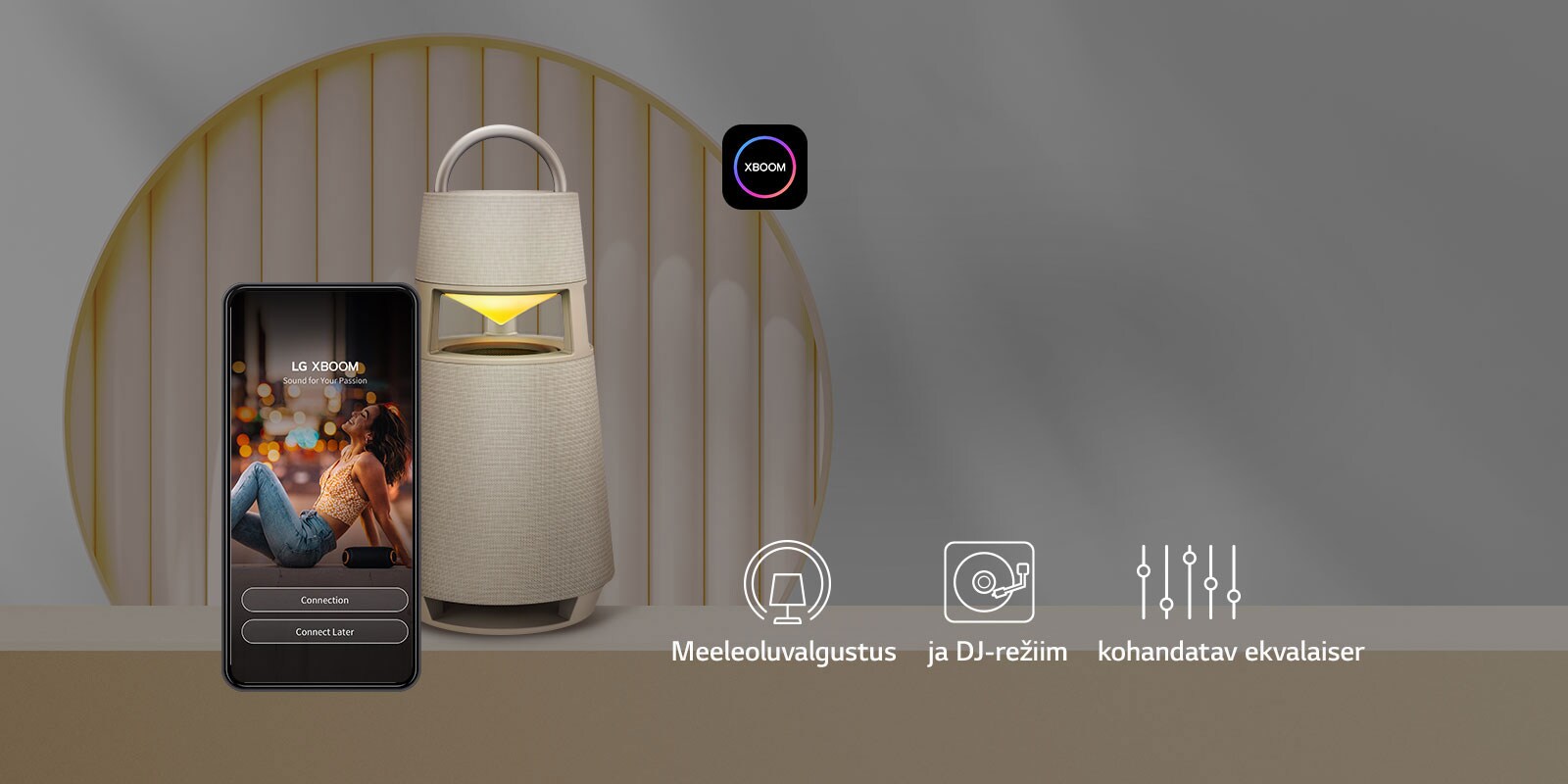 Mobiiltelefon xboomi rakendusega ekraanil ja toode XBOOM 360 soojal taustal.