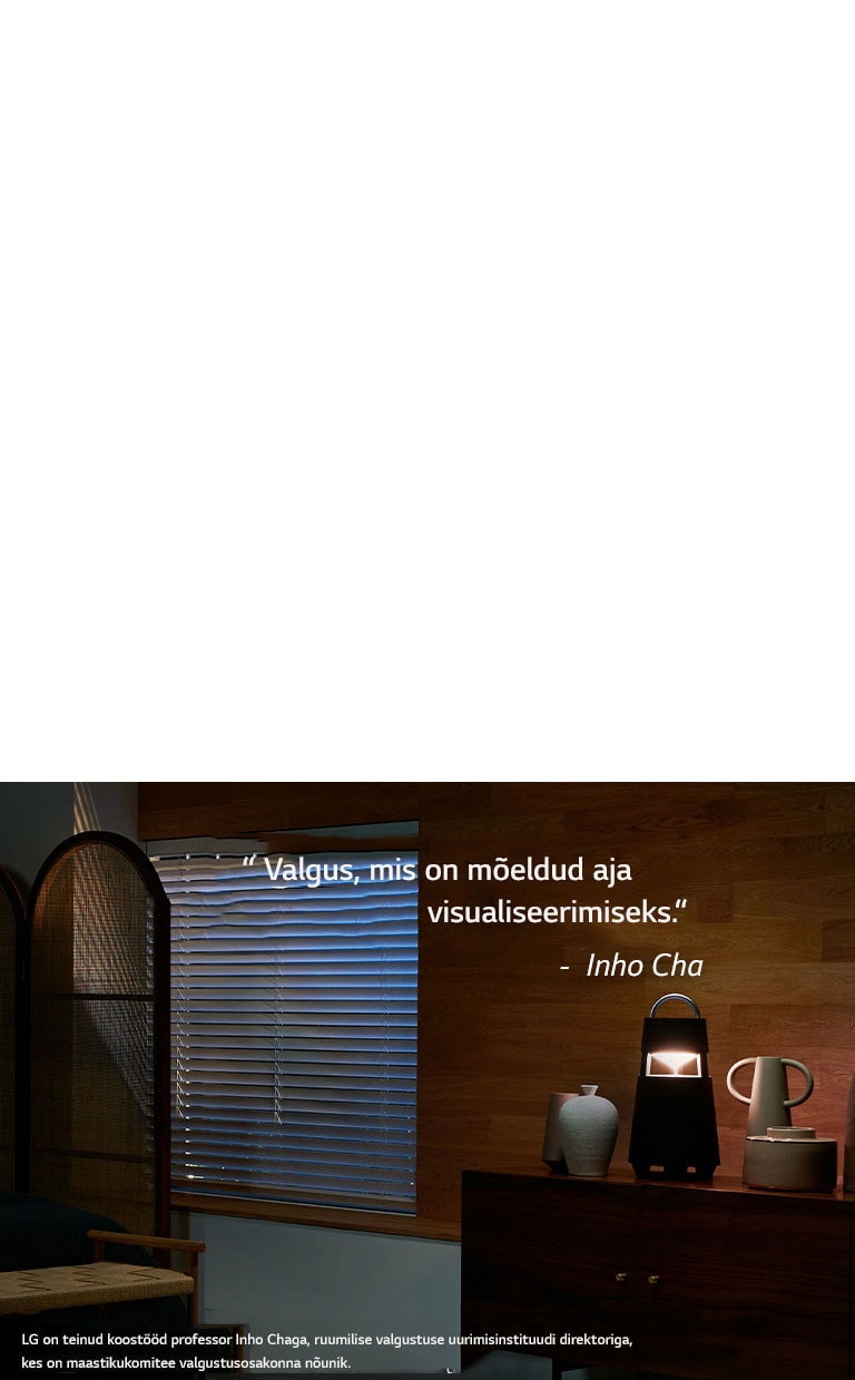 Pildi XBOOM 360, mis on valgustatuna riiulil pimedas ruumis. Kujutisel on tekst „Valgus, mis on mõeldud aja visualiseerimiseks.“