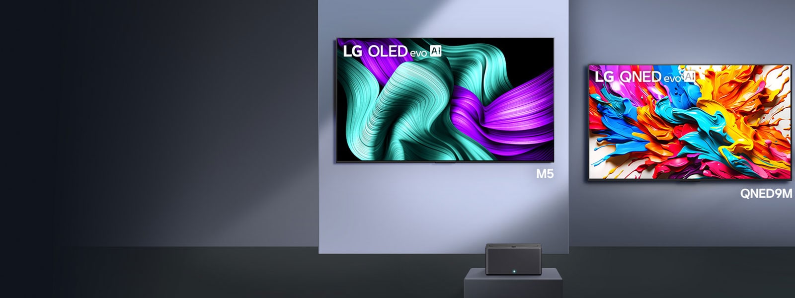 LG True Wireless TV telerid. LG Signature OLED T on oma moodulriiulil. LG OLED M5 ja LG QNED9M on kinnitatud seinale. Igal nende ekraanil on kunstiteos, mis demonstreerib selle muljetavaldavat visuaalset jõudlust. Pjedestaalil on Zero Connect Box.