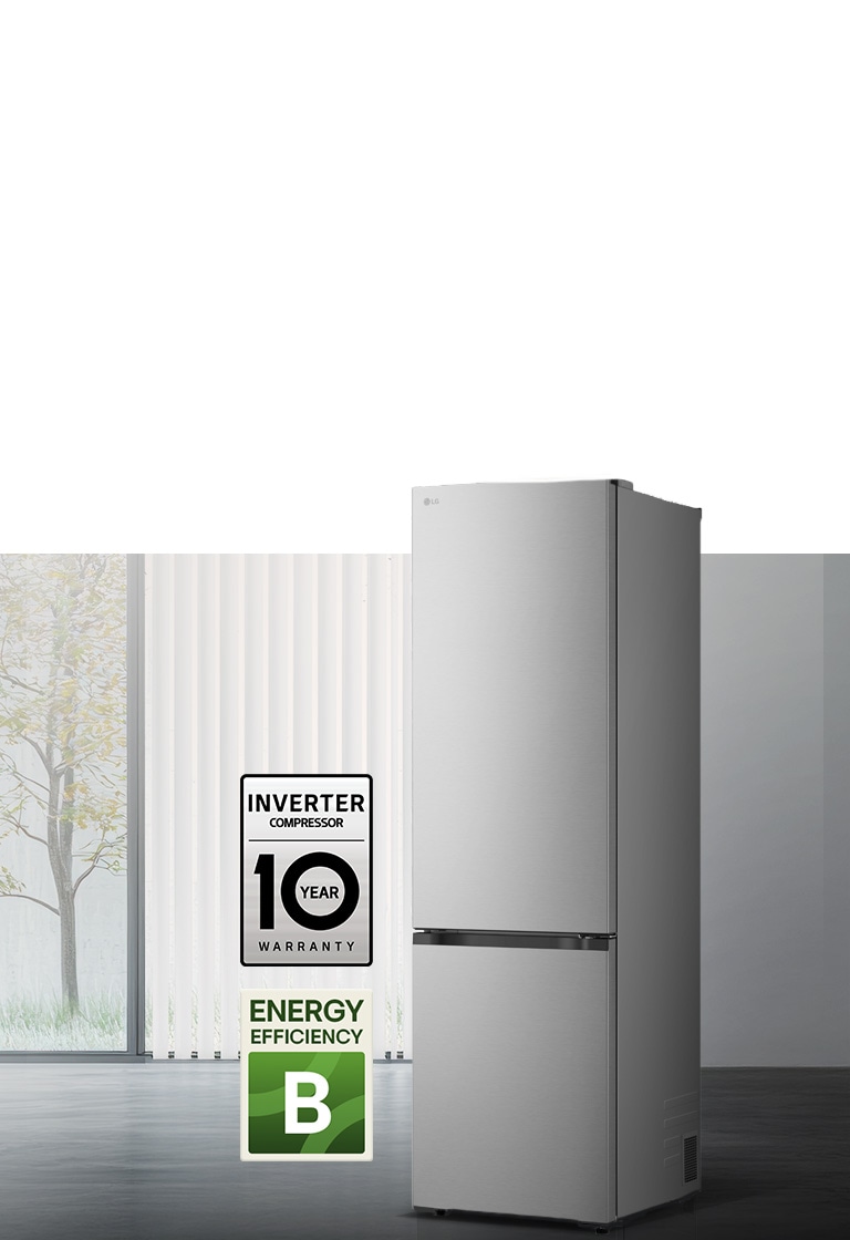 LG alumise sügavkülmaosa (GBBS716CMB) eestvaade valgusküllases, püstlamellkardinatega toas; allpool on kompressori 10-aastase garantii ja energiatõhususe klassi A ikoonid