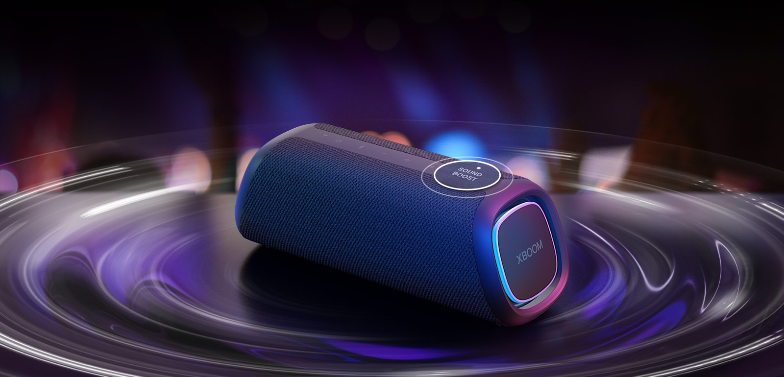 LG XBOOM GO XG5 on pandud lauale. Sound Boost nupp on suurendatud ning helilaine efektid on kõlari all. Esita videot.