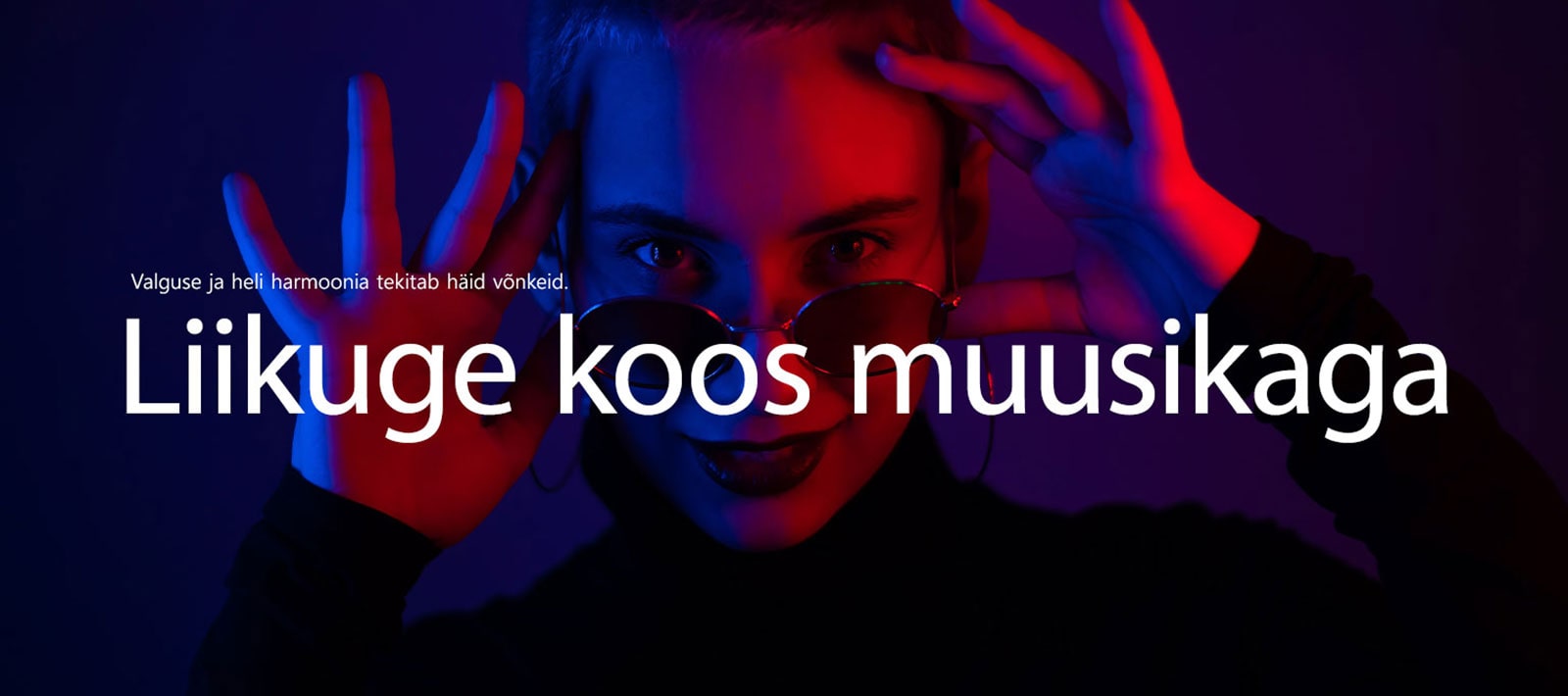 Naine võtab eredas valguses poosi sisse.