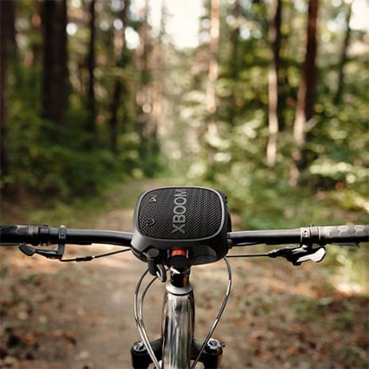 Pildid, mis näitavad, kuidas elustiilis LG XBOOM Go XG2T kõlarit kasutada.