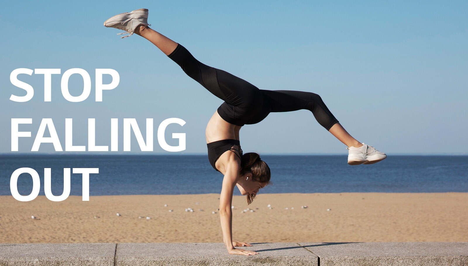 Stseen naisest, kes väljendab TONE Free kõrvaklappe kandes nende head sobivust, seistes pea peal, et rõhutada, et kõrvaklapid sobivad täpselt kõrvadesse ja ei kuku välja.