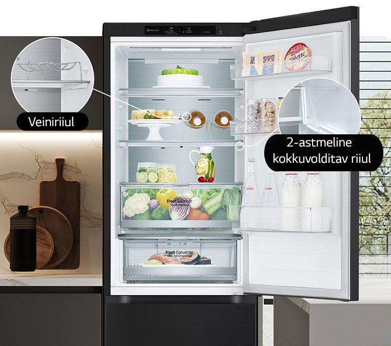 Värske toiduga täidetud külmik avatud uksega, millel on veinialus ja kokkupandav riiul.