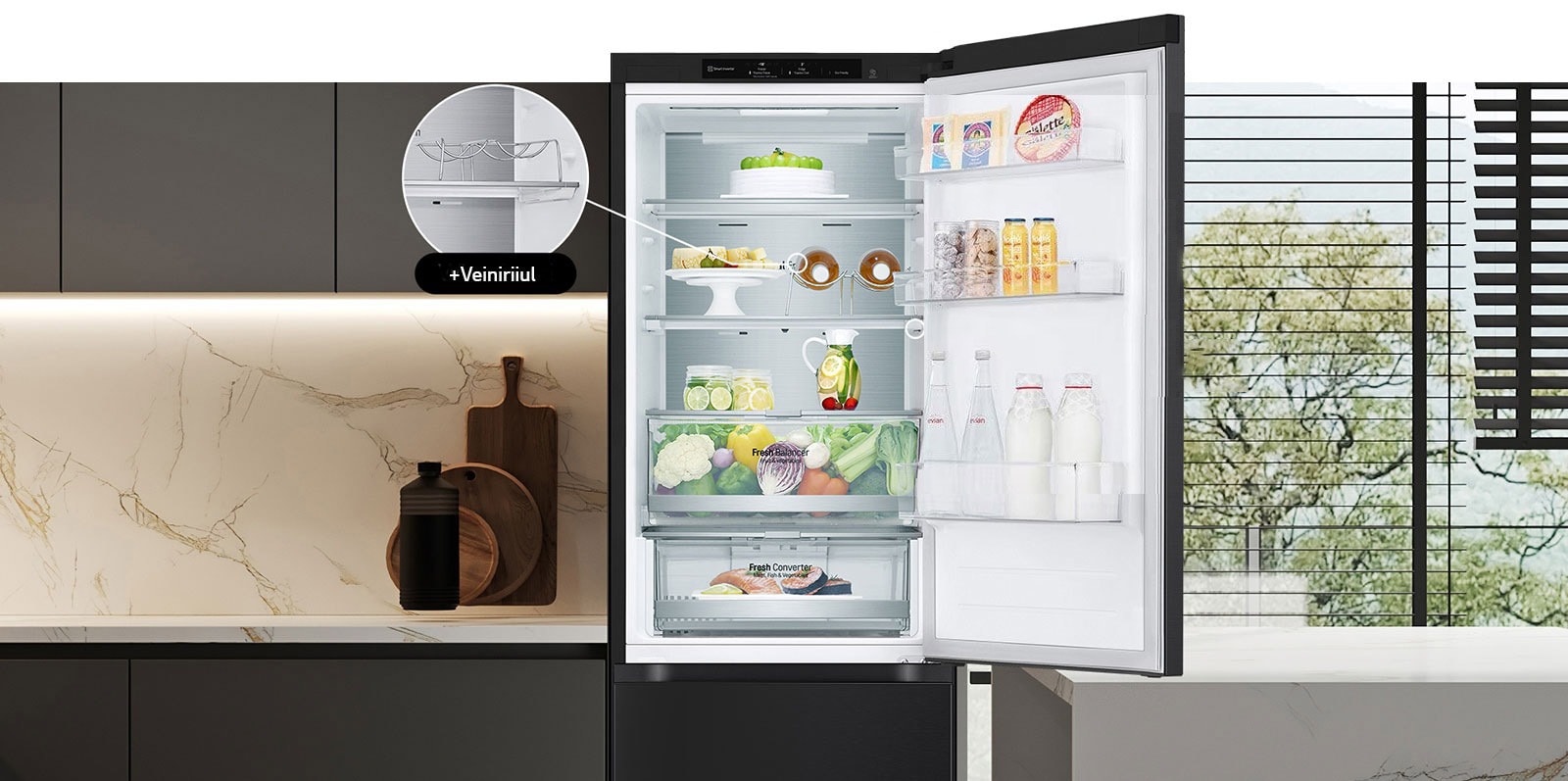 Køleskab med åben dør fyldt med frisk mad, hvor ses vinhylde.