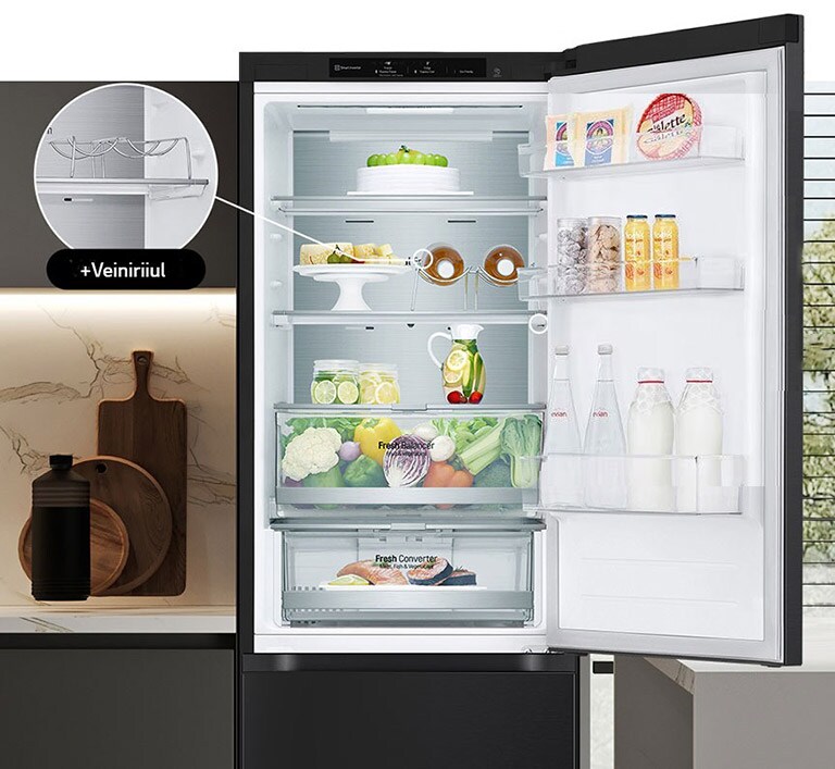 Køleskab med åben dør fyldt med frisk mad, hvor ses vinhylde.